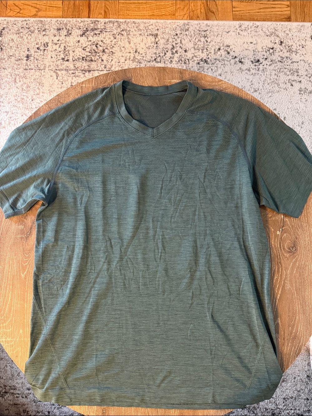Lululemon Mens V-Neck Short Sleeve Shirt, Size Large
